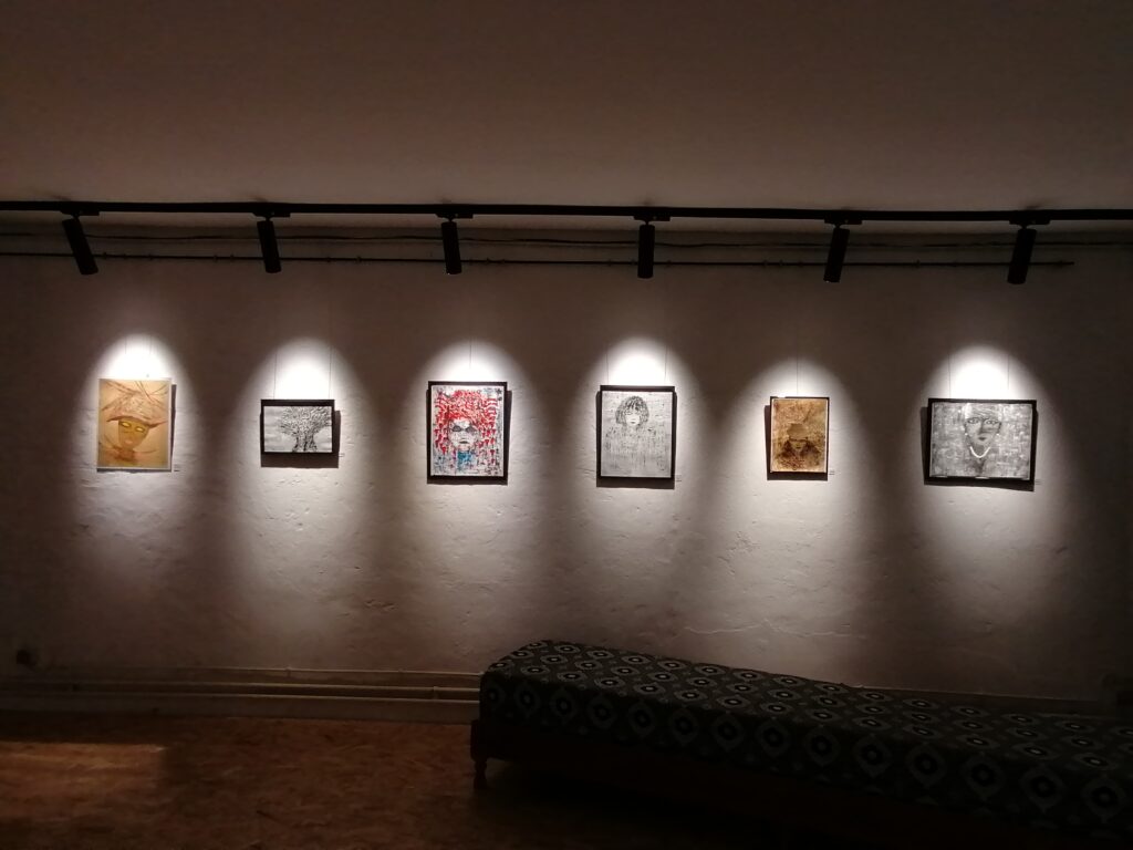 Galerie de plusieurs tableaux de l'artiste Mina C. éclairés par des spots directionnels professionnels. hallo de lumière pour chaque tableaux.